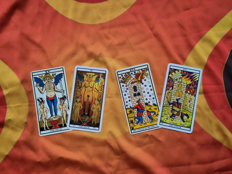 Deck Review:  The Grand Universal Tarot